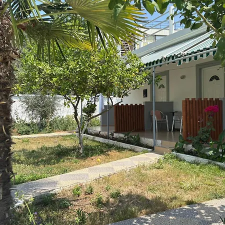Yard Paradise Gasthof Dhërmi